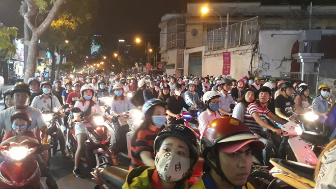 Giàn giáo đổ sập, đè bẹp 2 ô tô, nhiều người thoát chết trong gang tấc